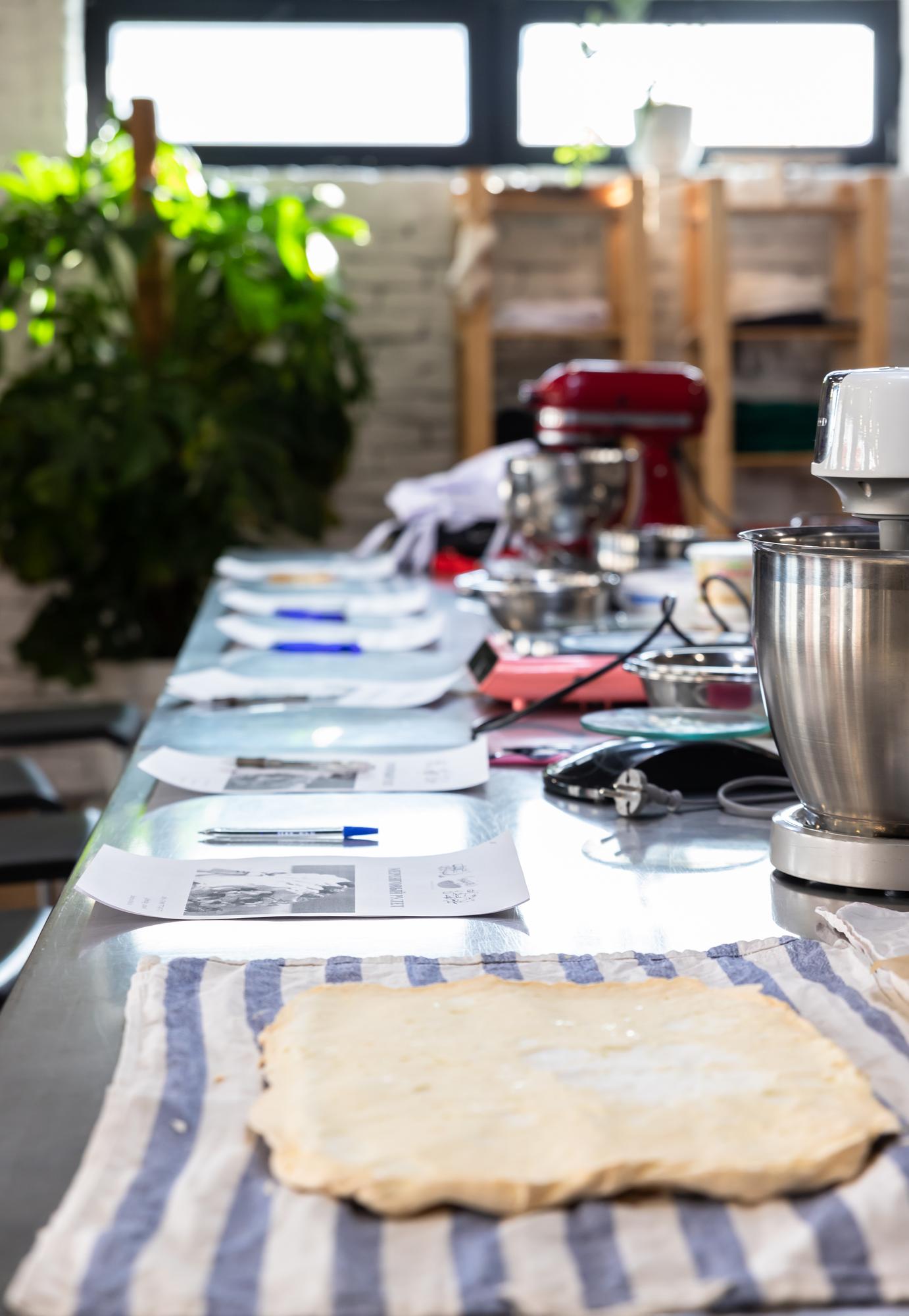 Interno laboratorio di cucina con strumenti professionali